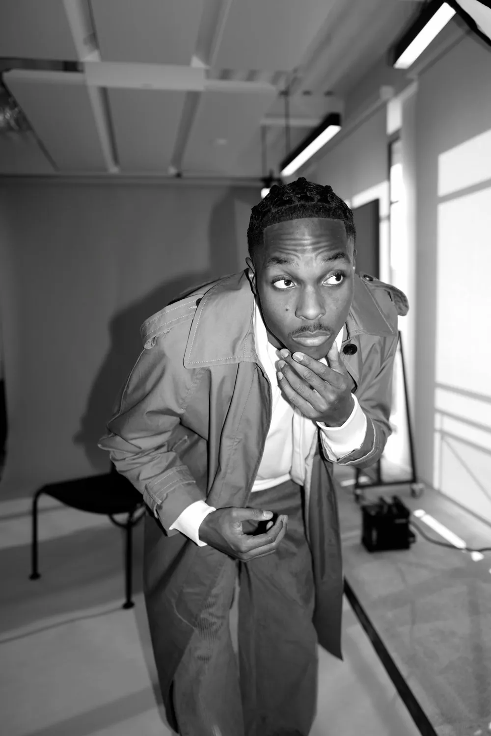 Mathys Tel en backstage du shooting adidas avec Colo Design Club, portrait en trench